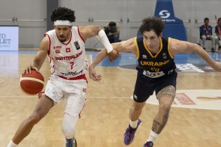 Selim Fofana (à gauche, ici lors du match aller) et la Suisse ont été battus par l'Ukraine à Riga. KEYSTONE/PETER SCHNEIDER